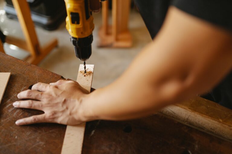 7 Ways of Comparing Manual vs Powered Post Hole Diggers That Save Time & Energy