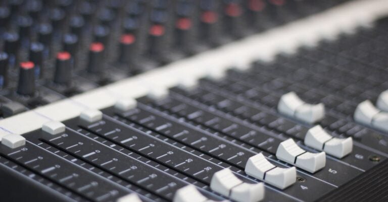 7 Tech Methods to Track Equipment Usage That Maximize ROI