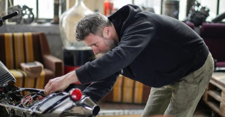 7 Factors Choosing Between Manual and Electric Tools That Save Money