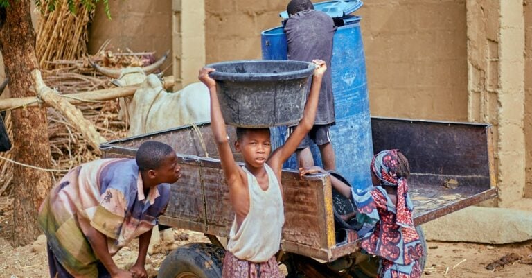 4 Best Spill Proof Buckets for Carrying Water That Prevent Waste