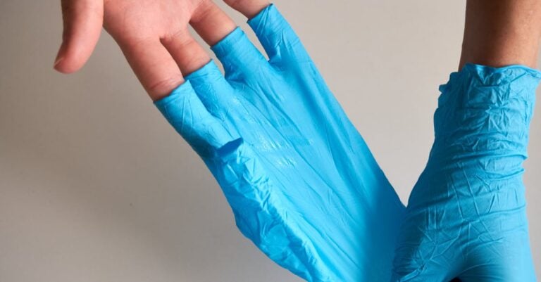 4 Best Disposable Gloves for Handling Chemicals That Prevent Burns