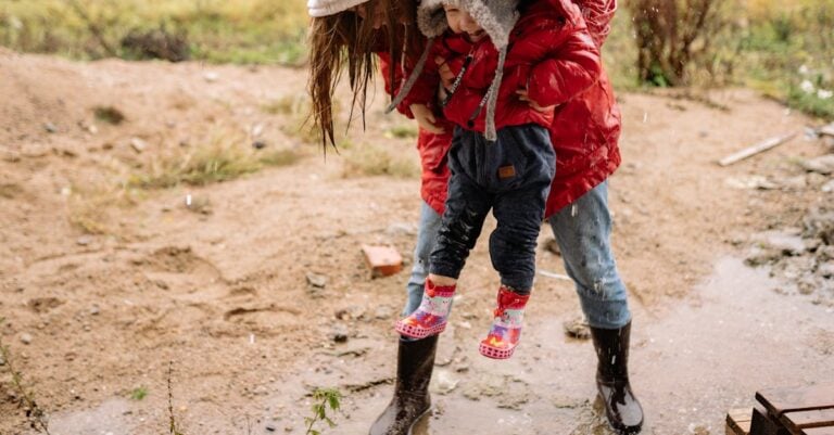 7 Best Bright Colored Rain Boots for Kids in Foggy Fields That Prevent Lost Children